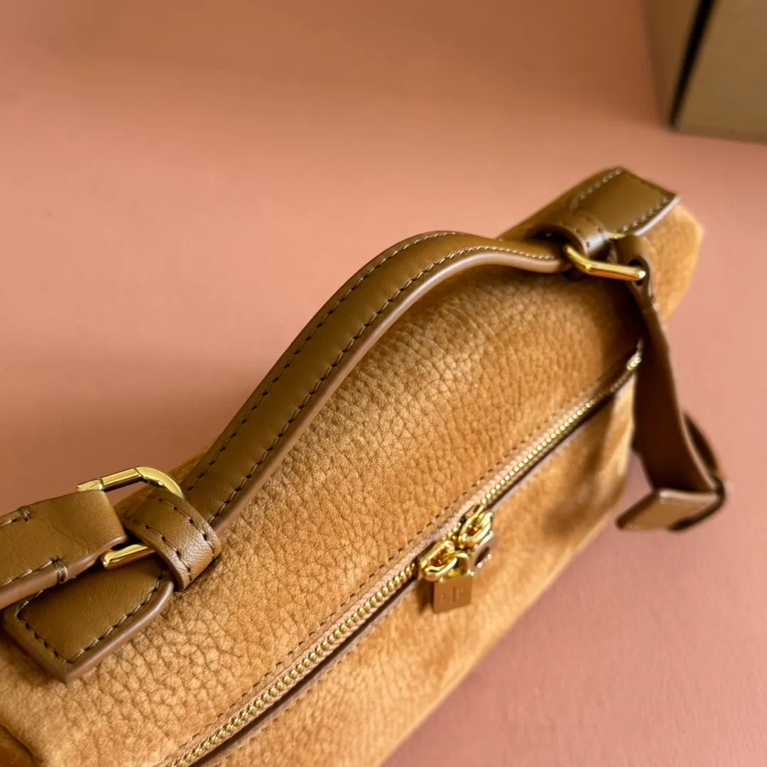 p1160💋💋💋【Original leather configuration counter complete package】 𝐋𝐨𝐫𝐨 𝐏𝐢𝐚𝐧@ Extra pocket L19 series handbag/crossbody bag, all steel deerskin, the most comfortable life is not defined, just like loro The material design of pian@ does not require complicated design styles. The simple and soft outline is elegant and durable, like an exquisite cosmetic case, which perfectly balances appearance and functionality. The leather is delicate and feels as soft as butter. The small bag has a large capacity. It is not only portable with a thin shoulder strap, but can also be worn cross-body. Sisters who have a special liking for minimalist style can buy it. It is simple and versatile. The simpler, the more different. Stars and Instagram celebrities are all planting it. There are two sizes of 19 cm and 27 cm. One is exquisite and casual, and the other is elegant and grand. Size: Small: length 19×width 7×height 12cm (